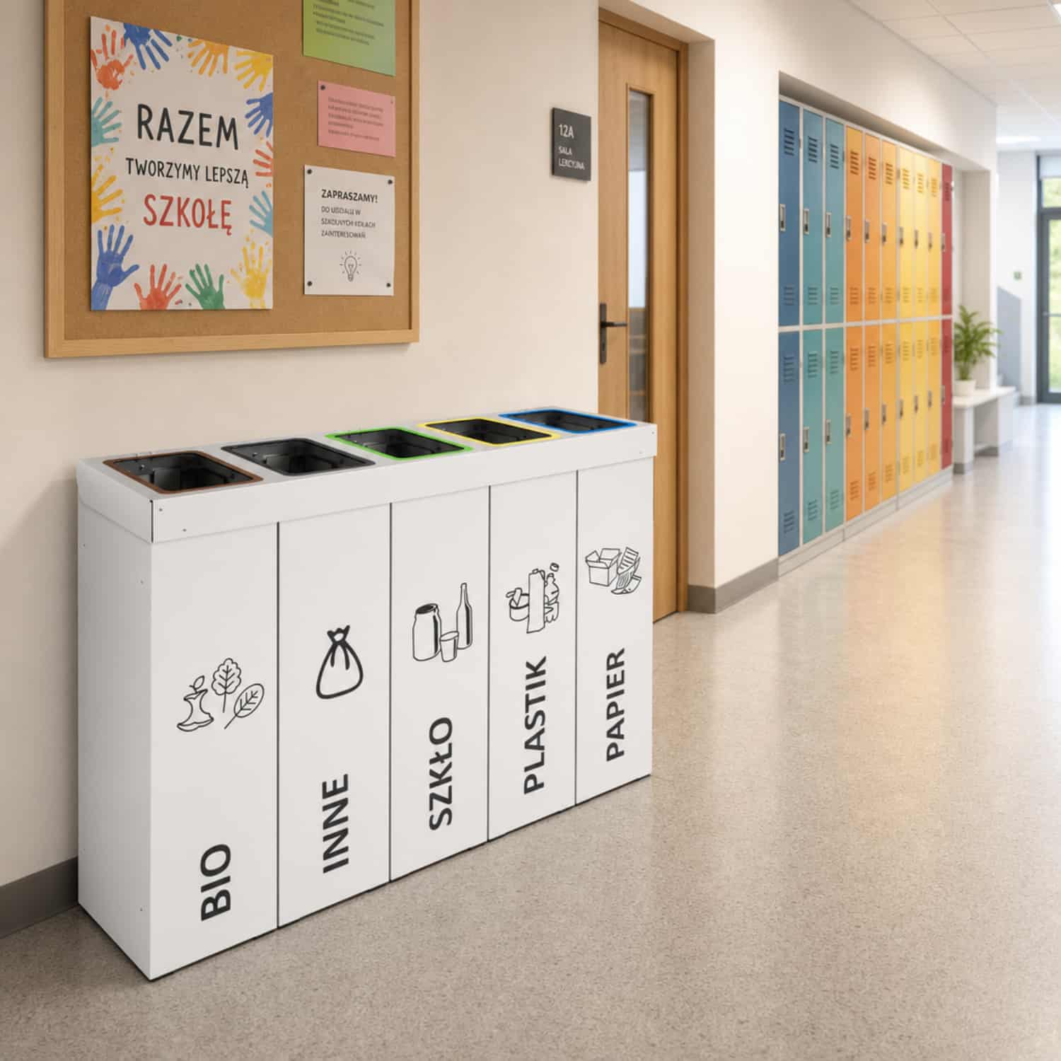Biały kosz do segregacji DENEB 5 x 50 L ustawiony w szkolnym korytarzu &ndash; nowoczesny pojemnik do segregacji odpad&oacute;w.